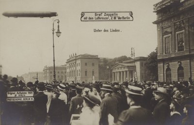 Zeppelin LZ III fliegt über Unter den Linden, Berlin von Photographer German