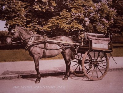 Ein irischer Jaunting Car, ca. 1910 (handkoloriertes s/w Foto) von Photographer Irish