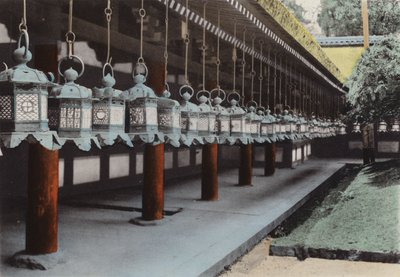 Japan, ca. 1912: Bronzene Laternen im Kasuga-Tempel, Nara von Photographer Japanese