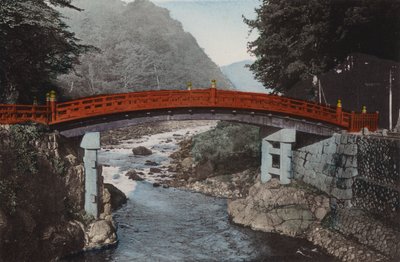 Japan, ca. 1912: Heilige Brücke in Nikko, 90 Meilen nördlich von Tokio (Foto) von Photographer Japanese