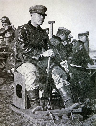 Japanische Piloten in der Grundausbildung, mit Holzjoystick, Ruderpedal und Gashebel von Photographer Japanese
