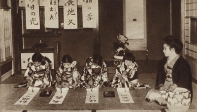 Japanische Schulmädchen schreiben mit Pinseln im Kindergartenunterricht von Photographer Japanese