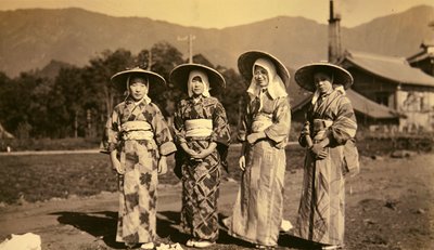 Japanische Frauen in traditioneller Kleidung von Photographer Japanese