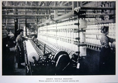 Frauen bei der Arbeit in einer japanischen Spinnerei von Photographer Japanese