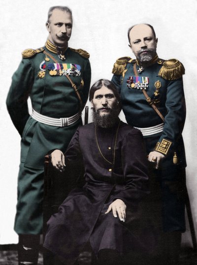 Grigory Rasputin mit Hauptmann von Lohman und Prinz Oberst Putyatin. (Von links nach rechts: Prinz Mikhail Putyatin, Grigory Rasputin und Oberst D. Loman) von Photographer Russian