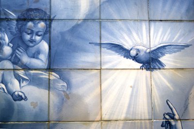 Detail des Erzengels Gabriel, der auf die Taube zeigt, dekoratives Paneel, das die Verkündigung darstellt, Lamego, Portugal. 1738 von Portuguese School