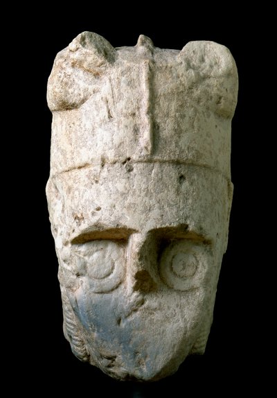 Kopf eines Bogenschützen mit gehörntem Helm (miles cornutus) aus Monte Prama (Cabras), im Nationalen Archäologischen Museum von Cagliari von Prehistoric Prehistoric