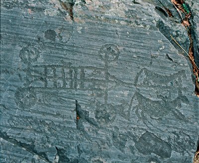 Prähistorie: Camunni-Zivilisation: ein von Pferden gezogener Wagen, Räder sind mit Speichen dargestellt und Pferde sind im Profil in einem Versuch der Perspektive. Felsgravur von Fels 23 von Naquane (Valcamonica, Val Camonica, Brescia). Zeitraum zwischen N von Prehistoric Prehistoric