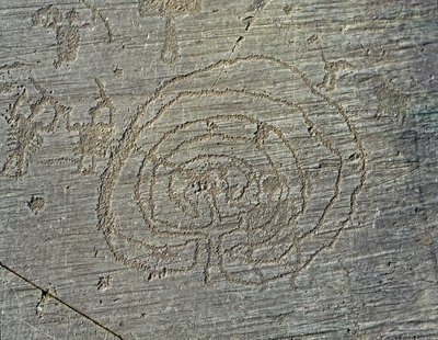 Vorgeschichte, Camunni-Zivilisation, Felskunst: Grabfelsen mit Darstellung von Kriegern mit Waffen, Schilden und Schwertern sowie einem Labyrinth. Zeitraum zwischen dem Neolithikum und der Bronzezeit. Capo di Ponte, Nationalpark der Felszeichnungen von Naq von Prehistoric Prehistoric