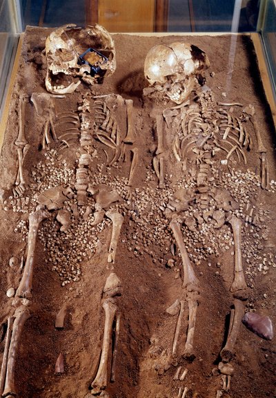 Prähistorie: Skelette von zwei Kindern. 30000-25000 v. Chr. Aus der Grimaldi-Höhle von Prehistoric Prehistoric