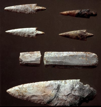 Prähistorie: Pfeilspitzen und Feuerstein aus der Nekropole von Cantalupo-Mandela, Lazio. Kupferzeit. 2200 v. Chr. Rom, Museo Nazionale Preistorico Etnografico Luigi Pigorini von Prehistoric Prehistoric