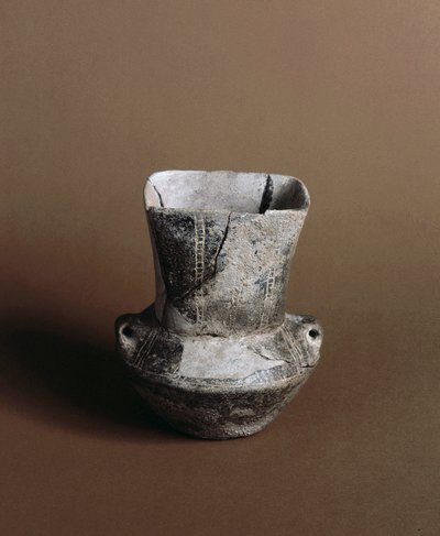 Vorgeschichte: Vase mit quadratischer Öffnung und neolithischen Graffiti aus der Caverna Delle Arene in Candide (Ligurien). Pegli, Museo Villa Pallavicini von Prehistoric Prehistoric