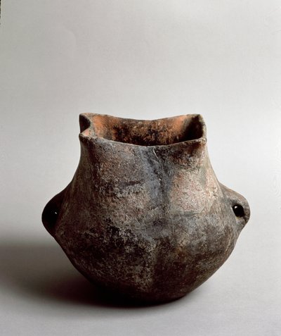 Vorgeschichte: Terrakottavase mit quadratischer Öffnung aus dem Neolithikum aus der Caverna Delle Arene in Candide (Ligurien). Pegli, Museo Villa Pallavicini von Prehistoric Prehistoric