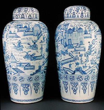 Ein Paar blau-weiße Soldatenvasen, ca. 1700 von Qing Dynasty Chinese School