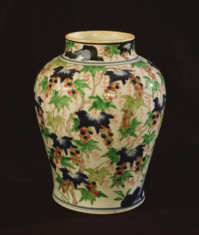 Krug verziert mit Reben und Trauben von Qing Dynasty Chinese School