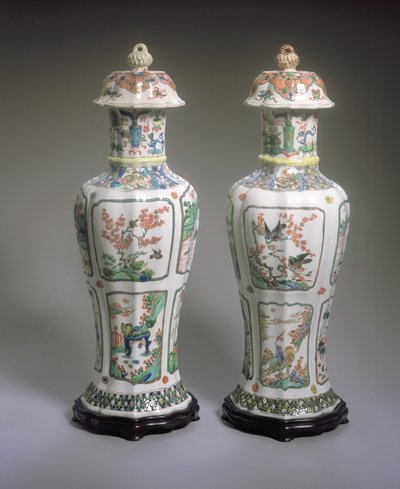 Paar chinesischer Exportvasen Famille Verte mit Deckeln, Kangxi-Periode (1662-1722) von Qing Dynasty Chinese School