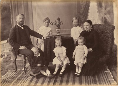 Herr Robert Holtz und Familie (Rückseite) von Raja Deen Dayal