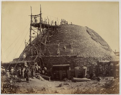Sanchi-Stupa von Südwesten während der Reparaturen von Raja Deen Dayal
