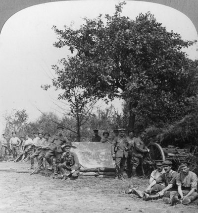 Eine Batterie der Royal Field Artillery genießt ein paar Stunden Ruhe in einem Wald, Erster Weltkrieg, um 1914-1918 von Realistic Travels Publishers