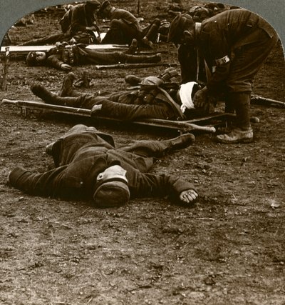 Nach dem Sturm und Drang der Schlacht, Pflege der Verwundeten, Erster Weltkrieg, 1914-1918 von Realistic Travels Publishers