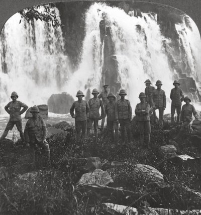 Britische Truppen erfrischen sich an einem Wasserfall, Afrika, Erster Weltkrieg, ca. 1914-ca. 1918 von Realistic Travels Publishers
