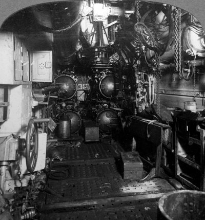 Vier Torpedorohre im vorderen Abteil eines deutschen U-Boots, Erster Weltkrieg, 1918 von Realistic Travels Publishers