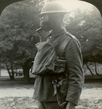 Infanterie mit den neuesten Gasmasken und Stahlhelmen, Erster Weltkrieg, 1915-1918 von Realistic Travels Publishers