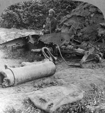 Zerschmetterte Überreste einer unglücklichen Haubitze, die von einem direkten deutschen Treffer zerstört wurde, Erster Weltkrieg, um 1914-1918 von Realistic Travels Publishers