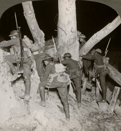 Soldaten verlassen einen Graben für einen nächtlichen Überfall in Messines, Belgien, Erster Weltkrieg, 1914-1918 von Realistic Travels Publishers