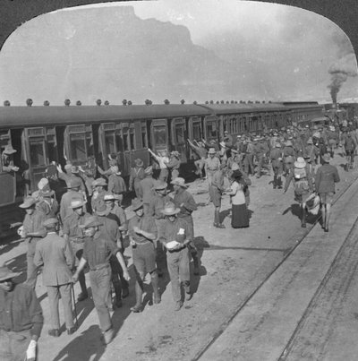 Soldaten der Wiltshire Rifles besteigen einen Zug, Kapstadt, Südafrika, Erster Weltkrieg, um 1915 von Realistic Travels Publishers