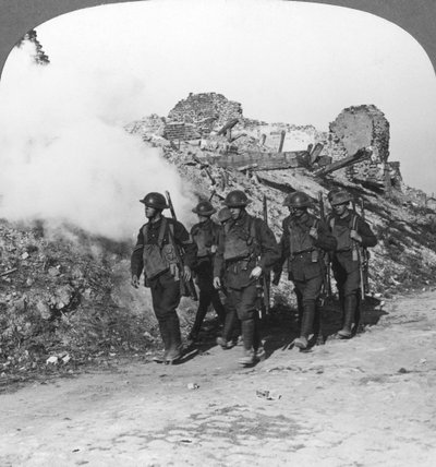 Truppen passieren die Ruinen von Monchy auf dem Weg zur Front, Frankreich, Erster Weltkrieg, ca. 1914-ca. 1918 von Realistic Travels Publishers