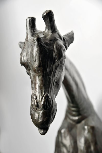 Große Giraffe mit gesenktem Kopf, modelliert 1909-10, gegossen vor 1913 von Rembrandt Bugatti