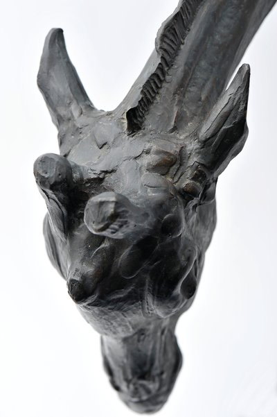 Große Giraffe mit gesenktem Kopf, modelliert 1909-10, gegossen vor 1913 von Rembrandt Bugatti