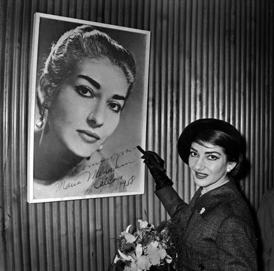 Sopranistin Maria Callas signiert eines ihrer Poster am Flughafen Orly in Paris vor ihrer Reise nach Chicago am 16. Januar von René Saint Paul