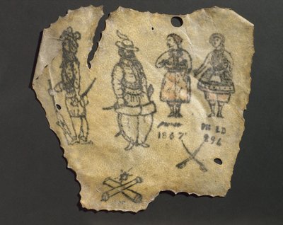 Menschliche Haut, tätowiert mit Figuren, wahrscheinlich Französisch von John Pardon