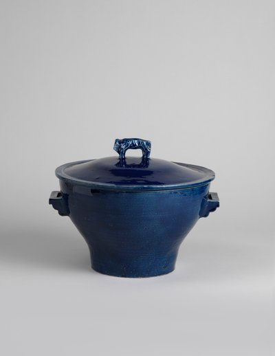 Blau glasierte Suppenschüssel mit Griff in Form eines Bisons oder chinesischen Löwen, ca. 1915 von Roger Eliot Fry
