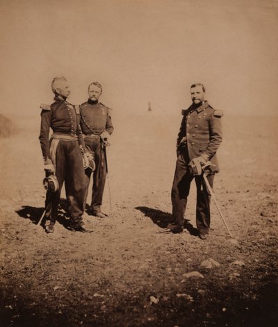 Französische Generäle Labousiniere und Beuret stehen mit einem dritten Offizier, Krimkrieg, Krim, Ukraine von Roger Fenton