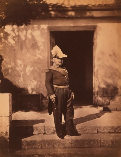 Französischer Marschall Pelissier, Ganzkörperporträt in Uniform und Hut, stehend vor einem Gebäude, Krimkrieg, Krim, Ukraine von Roger Fenton
