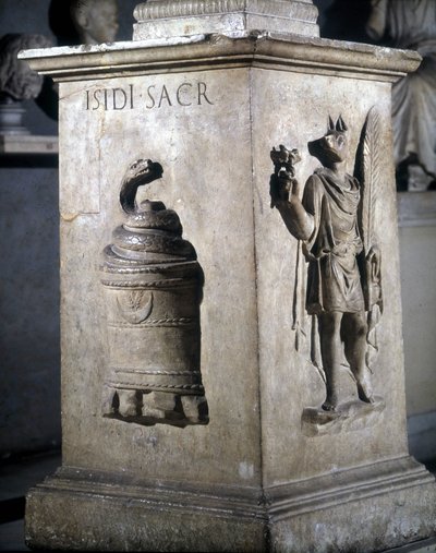 Altar der Isis gewidmet. Links: mystischer Stein mit Schlange und rechts: Anubis-Hermes. Die Worte „Iside Sacr“ sind auf der Schlange eingraviert. 2. Jahrhundert. Musei Capitolini, Rom. von Roman