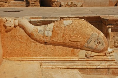 Delphinschnitzerei, Basrelief am Proszenium des römischen Theaters, Sabratha, Libyen, 2. Jahrhundert n. Chr. von Roman