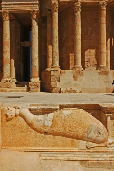 Delphinschnitzerei vor der Bühne, Sabratha, Libyen, ca. 190 n. Chr. von Roman