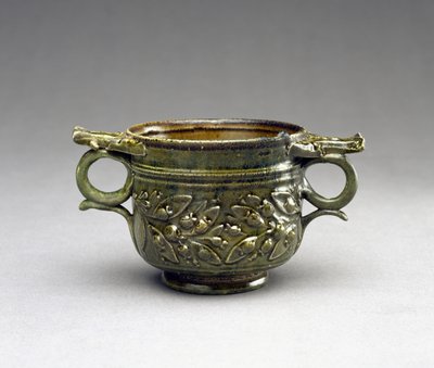 Grün glasierter Skyphos mit erhabenen Griffen, Blatt- und Beerenverzierungen, 1-100 n. Chr. von Roman