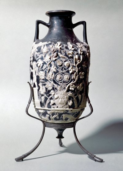 Kleine Amphore, genannt Blaue Vase, zeigt eine dionysische Szene von Roman