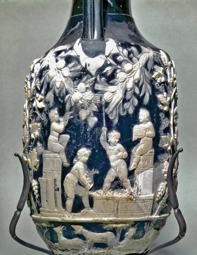 Kleine Amphore, genannt blauer Krug, zeigt Eros bei der Weinlese von Roman
