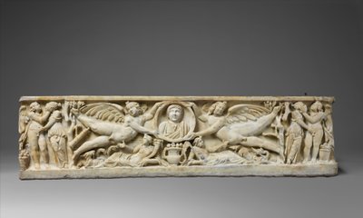 Marmorsarkophag mit fliegenden Eroten, die ein Clipeus-Porträt halten, ca. 190-200 n. Chr. von Roman