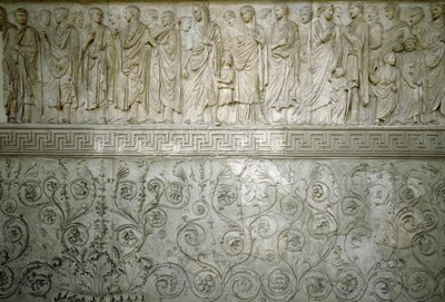 Römische Kunst: „Imperialer Kortsches von Kaiser Augustus“. Relief aus Marmor des Ara Pacis Augustae, erbaut vom römischen Kaiser Augustus zwischen 13 und 9 v. Chr. auf dem Marsfeld in Rom zur Erinnerung an den Frieden nach den Kriegen von Roman