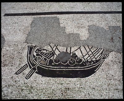 Römische Kunst: „Schiff“ Mosaik der Corporation des gens de la mer, Place des Corporations von Roman