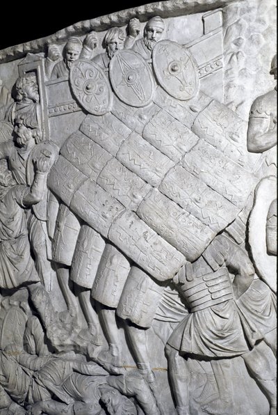 Römische Kunst: Angriff der Römer während des ersten Krieges. Abguss von 1862, der die Basreliefs der Trajanssäule (Colonna Traiana) in Rom reproduziert, erbaut während der Herrschaft von Kaiser Trajan (53-117) (Relief) von Roman