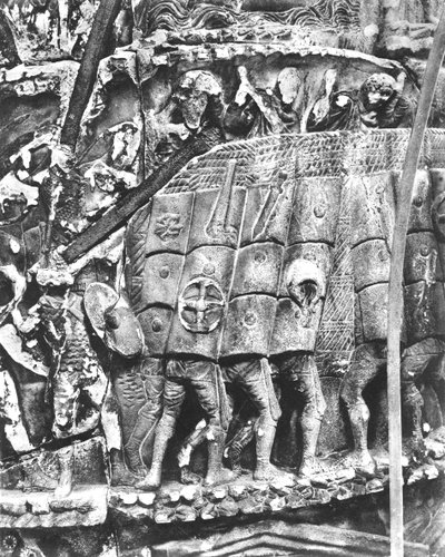 Römische Soldaten verwenden die Testudo-Methode während eines Angriffs, Detail von der Säule des Marcus Aurelius, 180-196 n. Chr. von Roman