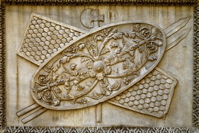 Römische Kunst: Flachrelief dekoriert ein Schild und Waffen aus dem Tempel des göttlichen Hadrian. 145 n. Chr. Rom, Museo dei Conservatori von Roman